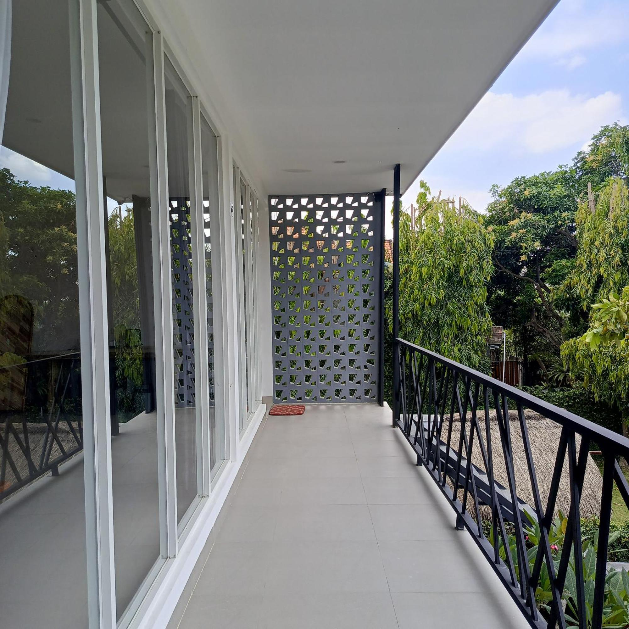Tanjungkarang Zavana Rooms & Restaurant מראה חיצוני תמונה